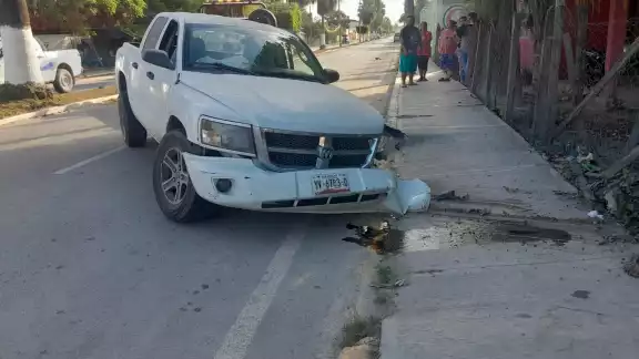Una falla mecánica de una camioneta Dodge Dakota ocasionó que el conductor perdiera el control del volante