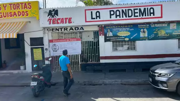 Cateo en el bar “La Pandemia” en Playa del Carmen durante la madrugada. Cateo en el bar “La Pandemia” en Playa del Carmen durante la madrugada.
