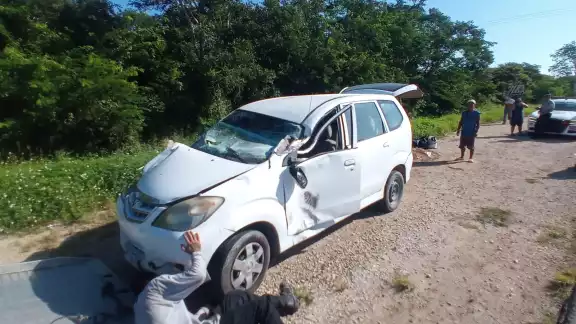 El auto quedó totalmente dañado en el frente El auto quedó totalmente dañado en el frente