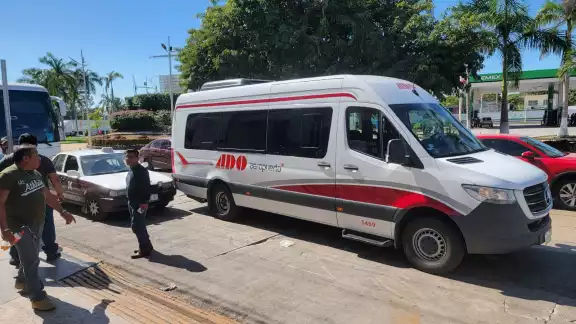 Se registró un ligero percance vial entre un taxi y una camioneta de pasajeros de ADO Se registró un ligero percance vial entre un taxi y una camioneta de pasajeros de ADO