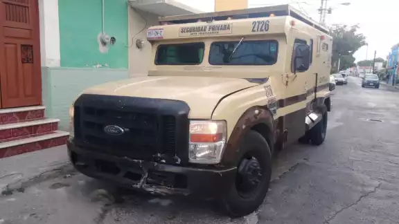 Al lugar llegaron elementos de la Policía Municipal de Mérida, así como de tránsito para deslindar responsabilidades Al lugar llegaron elementos de la Policía Municipal de Mérida, así como de tránsito para deslindar responsabilidades