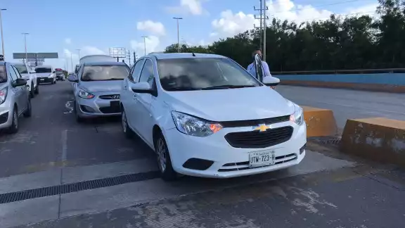 Elementos de Tránsito llegaron al Boulevard Colosio de Cancún para controlar la circulación en la zona del accidente Elementos de Tránsito llegaron al Boulevard Colosio de Cancún para controlar la circulación en la zona del accidente