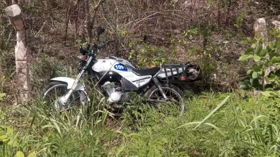 La motocicleta junto a su conductor terminaron 10 metros dentro de la maleza La motocicleta junto a su conductor terminaron 10 metros dentro de la maleza