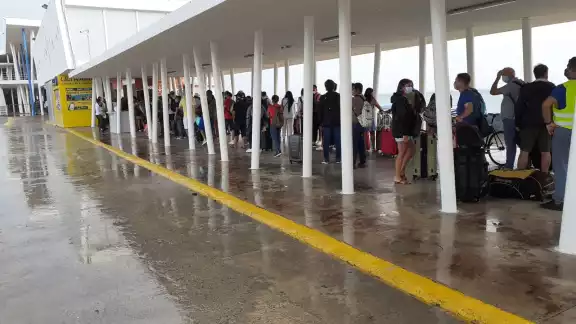 Los visitantes y habitantes de Cozumel acudieron al Muelle San Miguel para adquirir un boleto y cruzar a Playa del Carmen Los visitantes y habitantes de Cozumel acudieron al Muelle San Miguel para adquirir un boleto y cruzar a Playa del Carmen
