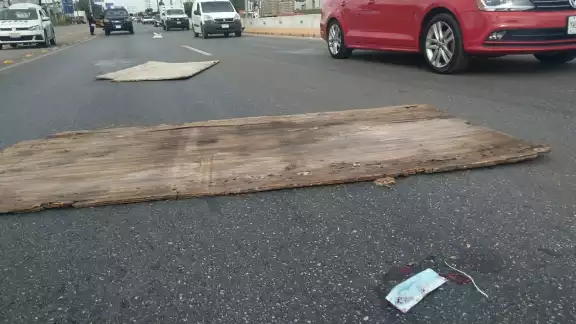 Policías realizaron un operativo emergente para evitar que algún automóvil sea perjudicado por el incidente