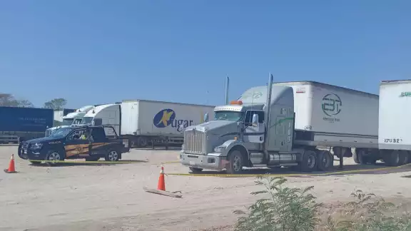 Un compañero del trailero fue quien lo encontró convulsionando en su unidad estacionada en el Periférico de Mérida Un compañero del trailero fue quien lo encontró convulsionando en su unidad estacionada en el Periférico de Mérida