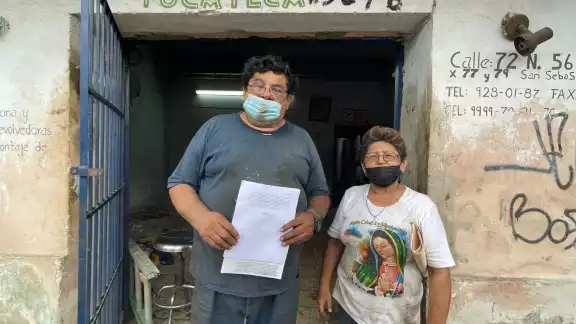 La pareja afectada exhibe sus documentos ante los medios de comunicación. La pareja afectada exhibe sus documentos ante los medios de comunicación.