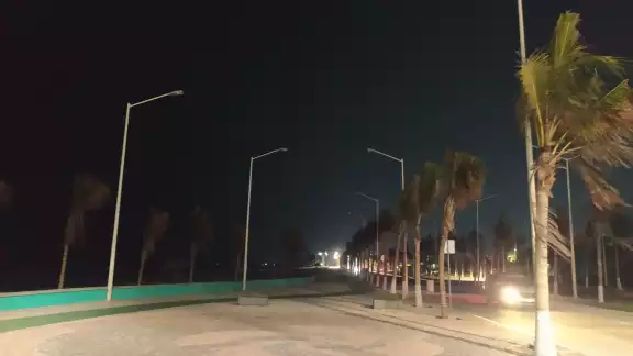 Las luminarias son activadas con generador de luz, lo que causa molestia entre ciudadanos que acuden al espacio recreativo durante las noches Las luminarias son activadas con generador de luz, lo que causa molestia entre ciudadanos que acuden al espacio recreativo durante las noches