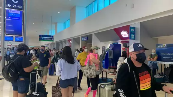 Algunos pasajeros de Aeroméxico están en espera de sus vuelos de regreso a la CDMX y otros destinos, que fueron previamente cancelados Algunos pasajeros de Aeroméxico están en espera de sus vuelos de regreso a la CDMX y otros destinos, que fueron previamente cancelados