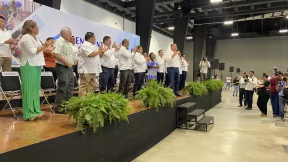 Renán Barrera dejó nuevamente el Ayuntamiento para promocionarse ante sindicatos de Yucatán Renán Barrera dejó nuevamente el Ayuntamiento para promocionarse ante sindicatos de Yucatán