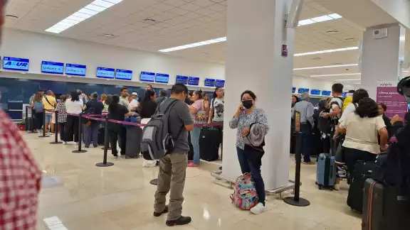 El vuelo 1111 de Viva Aerobús despegó con dos horas y treinta y seis minutos de retraso hacia la Ciudad de México El vuelo 1111 de Viva Aerobús despegó con dos horas y treinta y seis minutos de retraso hacia la Ciudad de México