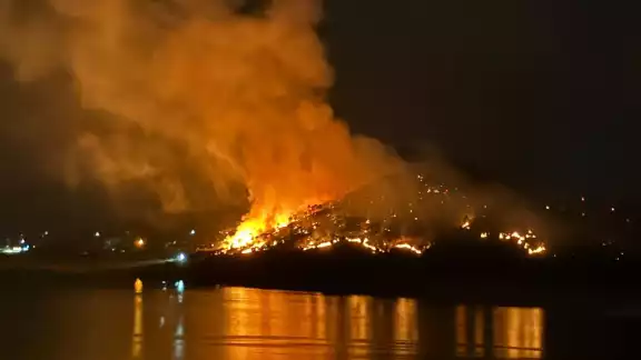 En redes sociales usuarios denuncian que las autoridades mexiquenses y del municipio de Valle de Bravo no han actuado con prontitud para atacar incendio forestal