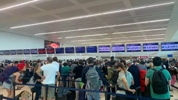 Los pasajeros de Aeroméxico esperan respuesta de la aerolínea, y algunos pidieron sus reembolsos