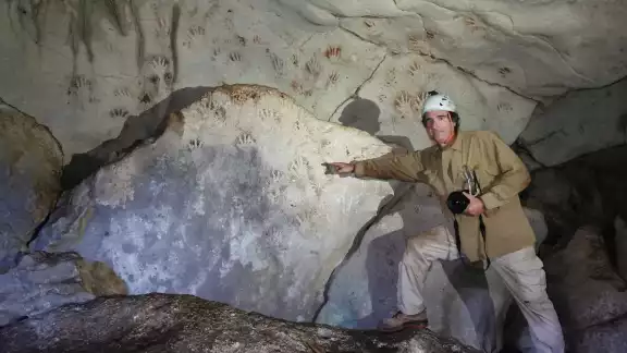 Huellas de manos halladas en una cueva subterránea Huellas de manos halladas en una cueva subterránea