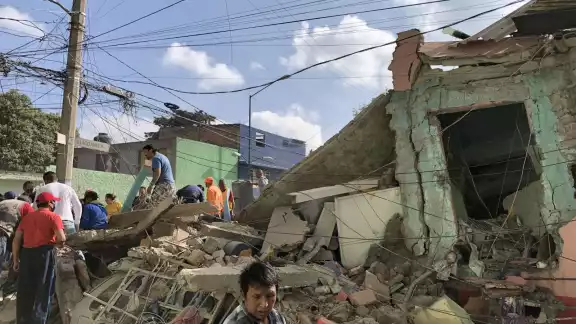De manera preliminar se reporta que al menos cinco personas estarían heridas tras la explosión y posterior derrumbe de la vivienda De manera preliminar se reporta que al menos cinco personas estarían heridas tras la explosión y posterior derrumbe de la vivienda