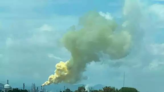 Nube de humo amarrillo en refinería Ing. Antonio M. Amor alerta a pobladores de Salamanca