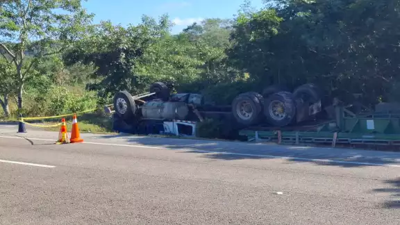 Un tracto camión del Servicio Público Federal (SPF) volcó en la carretera federal kilómetro 45 entre Tenabo y Pomuch