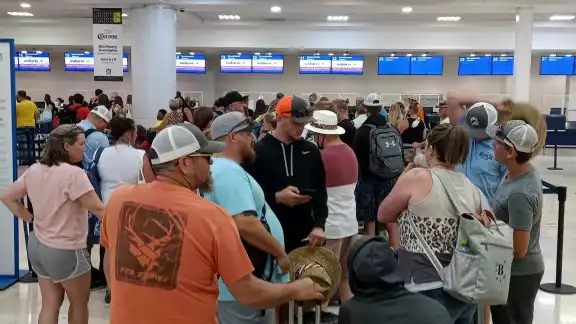 Turistas siguen sin portar el cubrebocas, a pesar de las recomendaciones aeroportuarias Turistas siguen sin portar el cubrebocas, a pesar de las recomendaciones aeroportuarias