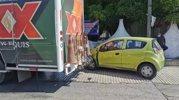 Los dueños de ambos vehículos llegaron a un acuerdo de pago sin necesitar la intervención de la policía Los dueños de ambos vehículos llegaron a un acuerdo de pago sin necesitar la intervención de la policía