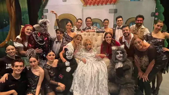 Silvia Pinal se le ha visto delicada de salud durante la obra de "Caperucita ¿qué onda con tu abuelita?" Silvia Pinal se le ha visto delicada de salud durante la obra de "Caperucita ¿qué onda con tu abuelita?"