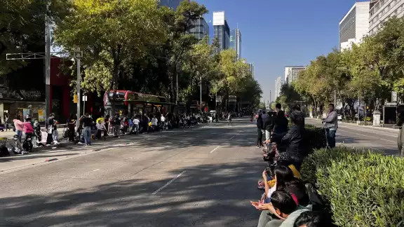 Varias personas ya se encuentra sobre Reforma para ver a los personajes de Star Wars