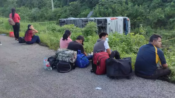 El autobús terminó fuera de la carretera luego de que el conductor dormitara, cerca de Felipe Carrillo Puerto El autobús terminó fuera de la carretera luego de que el conductor dormitara, cerca de Felipe Carrillo Puerto