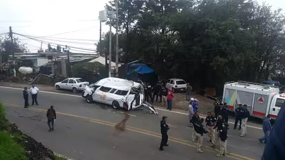 Tras el accidente vecinos de la zona acudieron al lugar con barretas y herramientas para abrir el toldo de la camioneta Tras el accidente vecinos de la zona acudieron al lugar con barretas y herramientas para abrir el toldo de la camioneta