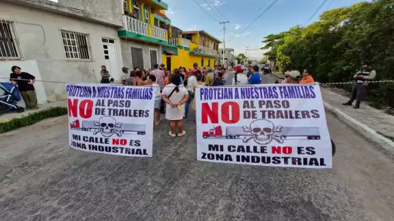 Vecinos de la calle 46 bloquearon el paso de tráileres por daños a sus casas y conducción temeraria. Vecinos de la calle 46 bloquearon el paso de tráileres por daños a sus casas y conducción temeraria.