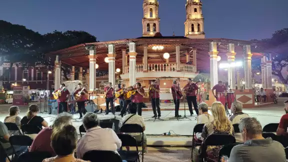 Campechanos se dieron cita para escuchar a la rondalla de la UNACAR