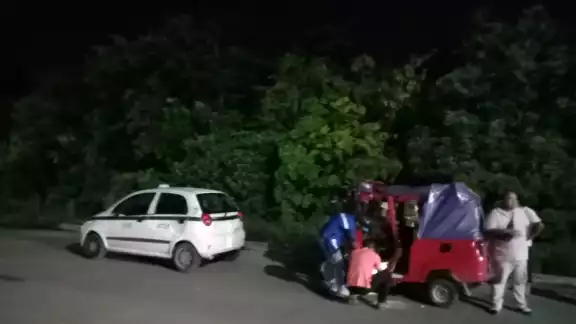 Tras el impacto el mototaxi salió proyectado hacia su lado derecho, ahí impacto otro taxi que circulaba Tras el impacto el mototaxi salió proyectado hacia su lado derecho, ahí impacto otro taxi que circulaba