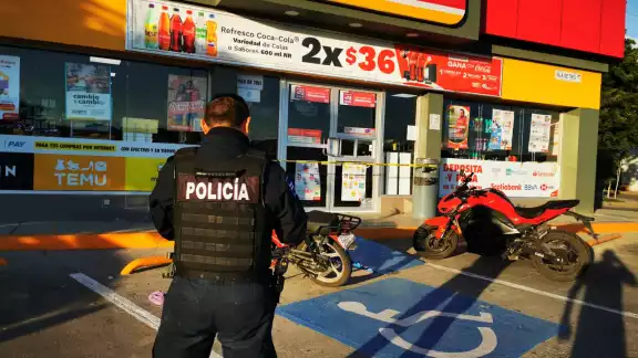Dos sujetos roban dinero y artículos en tienda Oxxo de Campeche
