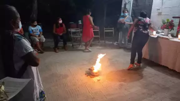 Algunos sitios de Bokobá tuvieron un aforo de más de 30 personas, quienes cantaron, oraron e incineraron el huano bendito Algunos sitios de Bokobá tuvieron un aforo de más de 30 personas, quienes cantaron, oraron e incineraron el huano bendito