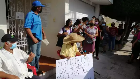 Un grupo de campesinos liderados por Pedro Celestino May Can se manifestaron a las afueras del Tribunal Agrario porque su proceso se mantiene estancado Un grupo de campesinos liderados por Pedro Celestino May Can se manifestaron a las afueras del Tribunal Agrario porque su proceso se mantiene estancado