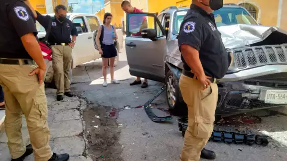 Por el fuerte impacto ambos vehículo salieron dañados en la parte delantera Por el fuerte impacto ambos vehículo salieron dañados en la parte delantera