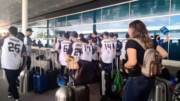Personal de seguridad de la terminal aérea se vio obligado a hacerse cargo de la situación Personal de seguridad de la terminal aérea se vio obligado a hacerse cargo de la situación