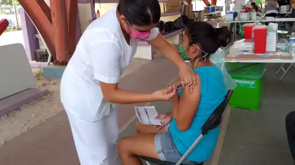 Los jóvenes de Cancún acudieron a recibir su vacuna anticovid, aumentando el aforo que se registró en días pasados de la jornada Los jóvenes de Cancún acudieron a recibir su vacuna anticovid, aumentando el aforo que se registró en días pasados de la jornada