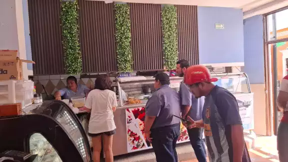 Hoteles y comercios de Hecelchakán reportan bajas ventas tras el Grito y el desfile. Hoteles y comercios de Hecelchakán reportan bajas ventas tras el Grito y el desfile.