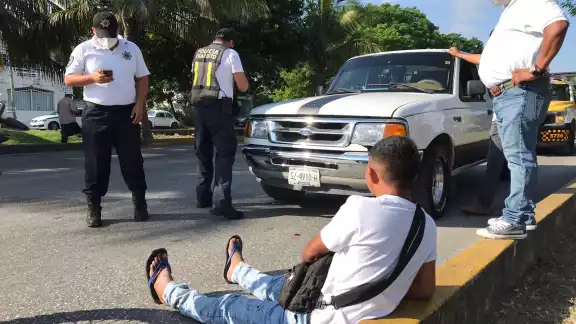 El motociclista terminó en el pavimento tras chocar con una camioneta en la Avenida Andrés Quintana Roo en Cancún El motociclista terminó en el pavimento tras chocar con una camioneta en la Avenida Andrés Quintana Roo en Cancún
