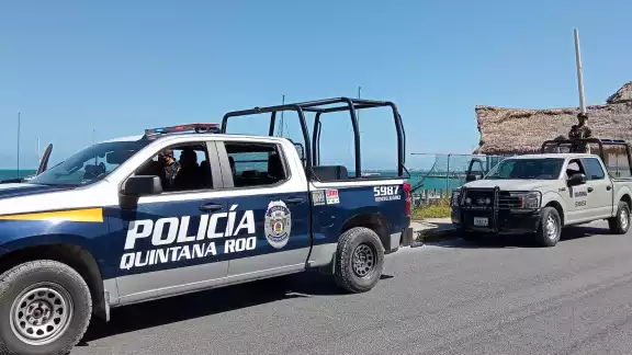 Patrullas de la Semar y de la Policía acudieron a la Supermanzana 85 de Cancún tras recibir el reporte del descubrimiento de un artefacto explosivo