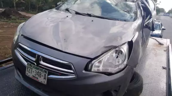 El vehículo dio varias vueltas sobre la carretera para terminar impactando contra un poste de la CFE El vehículo dio varias vueltas sobre la carretera para terminar impactando contra un poste de la CFE