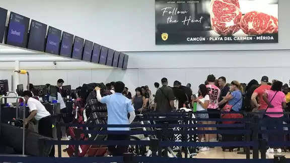 Respecto al mercado nacional o doméstico, el aeropuerto de Cancún también tuvo un buen crecimiento Respecto al mercado nacional o doméstico, el aeropuerto de Cancún también tuvo un buen crecimiento