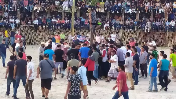 Pesa a la nueva ola de contagios, la fiesta tradicional continúa en el Oriente del Estado Pesa a la nueva ola de contagios, la fiesta tradicional continúa en el Oriente del Estado