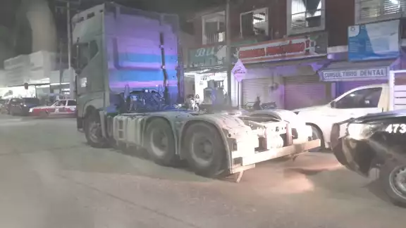 El tráiler fue asegurado cuando lo estacionaron en doble fila El tráiler fue asegurado cuando lo estacionaron en doble fila