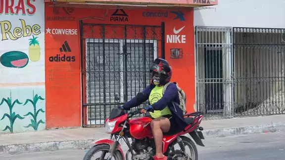 El asaltante se dio a la fuga en una motocicleta luego del asalto El asaltante se dio a la fuga en una motocicleta luego del asalto