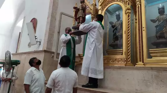 Las veneradas efigies fueron sacadas de sus nichos de manos del sacerdote, el vicario y los custodios, quienes cargaron a Gaspar, Melchor y Baltazar Las veneradas efigies fueron sacadas de sus nichos de manos del sacerdote, el vicario y los custodios, quienes cargaron a Gaspar, Melchor y Baltazar