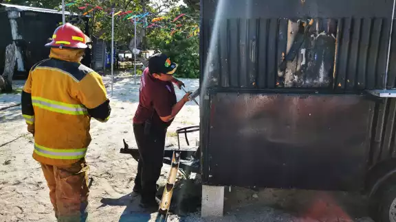 Aparatoso incendio consume locales de comida en el malecón costero de Campeche Aparatoso incendio consume locales de comida en el malecón costero de Campeche