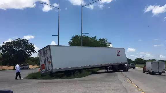 El conductor del tractocamión prefirió que se lo llevaran el corralón antes que pagar la grúa