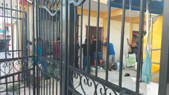 Ambos fueron arrestados en la casa donde mantenían retenidos a 20 menores víctimas de explotación laboral Ambos fueron arrestados en la casa donde mantenían retenidos a 20 menores víctimas de explotación laboral