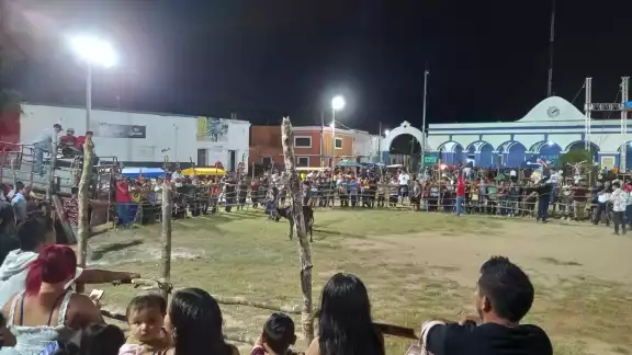 Los pobladores de Huhí se reunieron alrededor del ruedo para disfrutar de la charlotada Los pobladores de Huhí se reunieron alrededor del ruedo para disfrutar de la charlotada