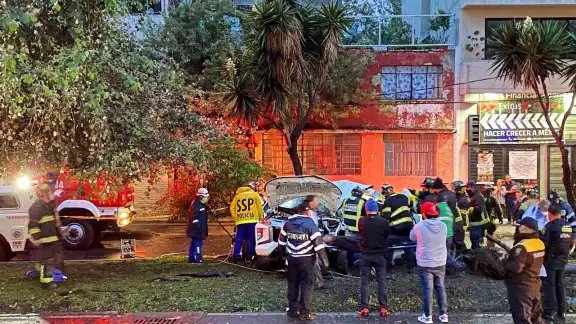 La madrugada de este lunes, el conductor de una camioneta blanca se impactó contra un árbol La madrugada de este lunes, el conductor de una camioneta blanca se impactó contra un árbol